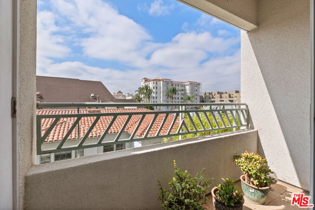 906 S Serrano Ave Unit: 401