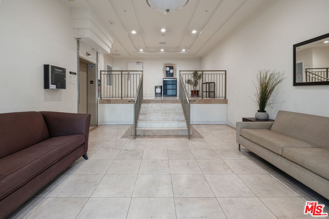 906 S Serrano Ave Unit: 401