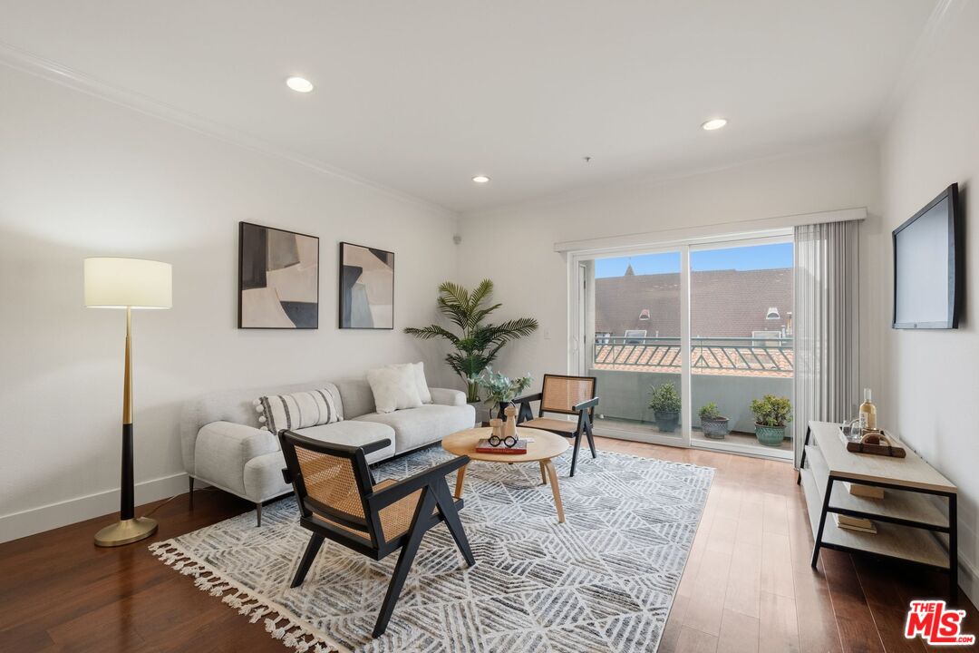 906 S Serrano Ave Unit: 401