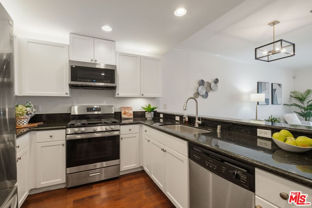 906 S Serrano Ave Unit: 401