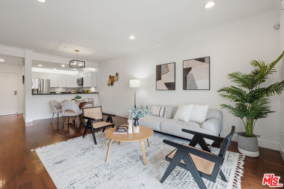 906 S Serrano Ave Unit: 401