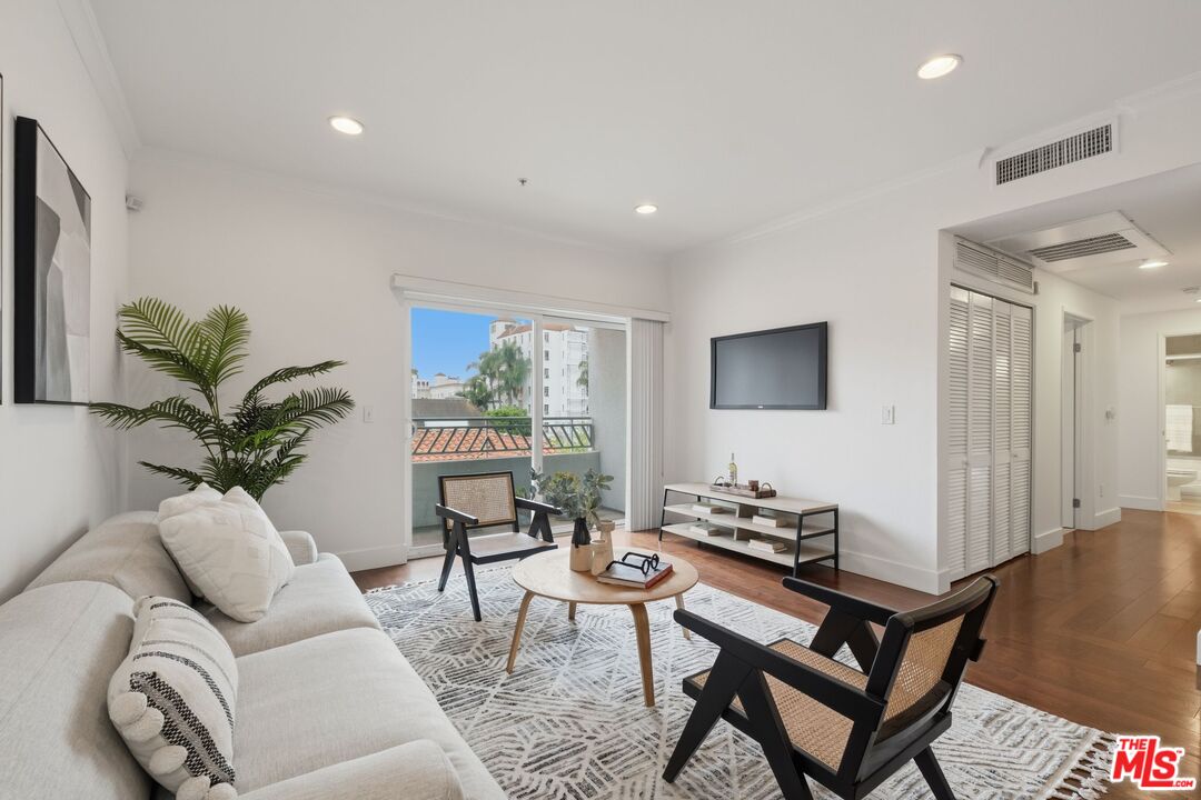 906 S Serrano Ave Unit: 401