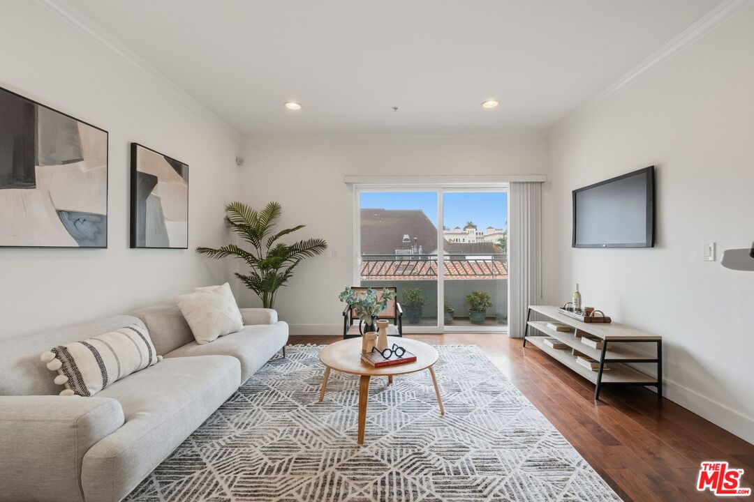 906 S Serrano Ave Unit: 401
