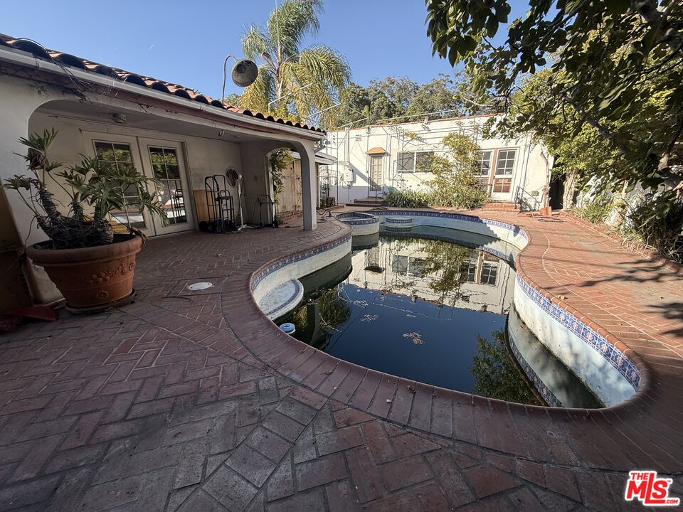 2367 Malcolm Ave
