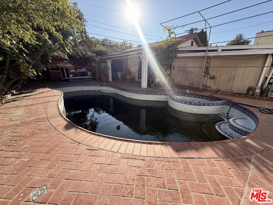 2367 Malcolm Ave