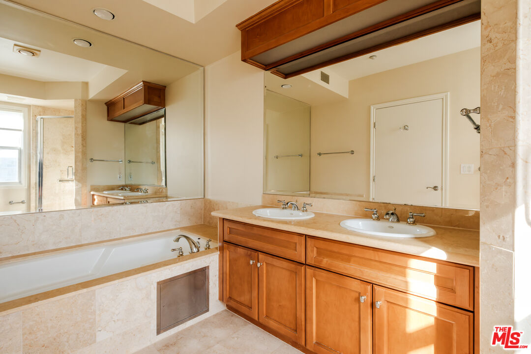 1176 Wellesley Ave Unit: 2