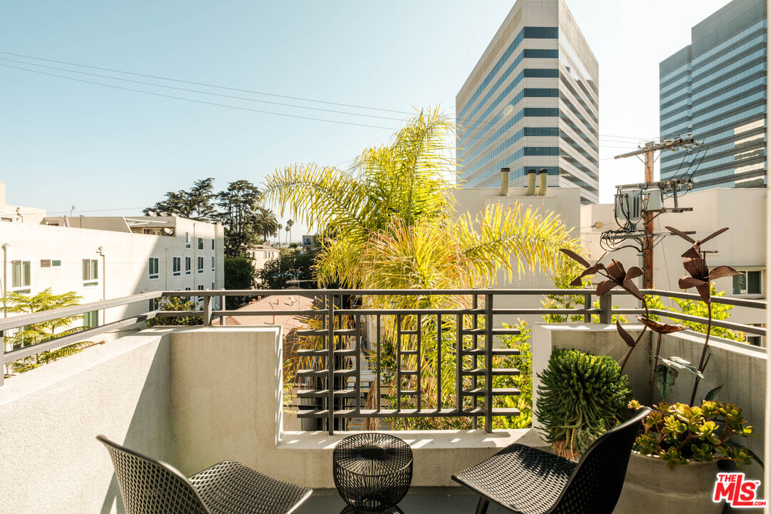 1176 Wellesley Ave Unit: 2