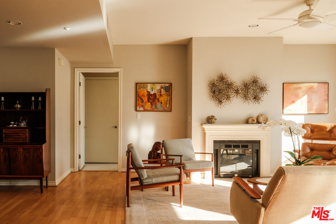 1176 Wellesley Ave Unit: 2