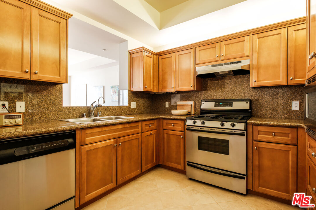 1176 Wellesley Ave Unit: 2