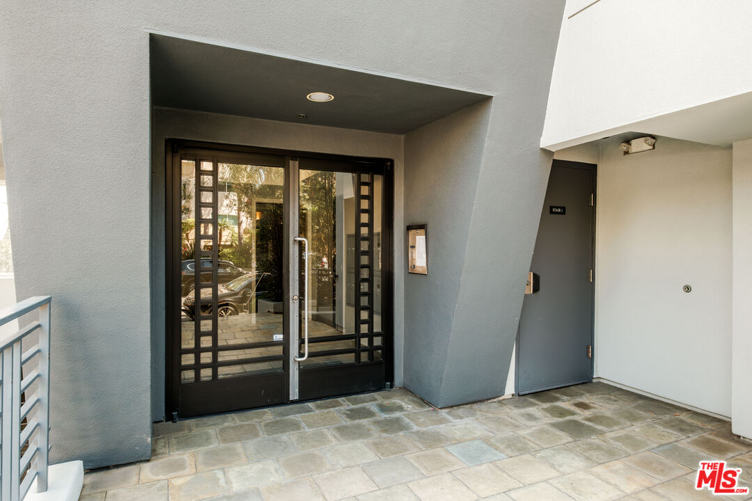 1176 Wellesley Ave Unit: 2