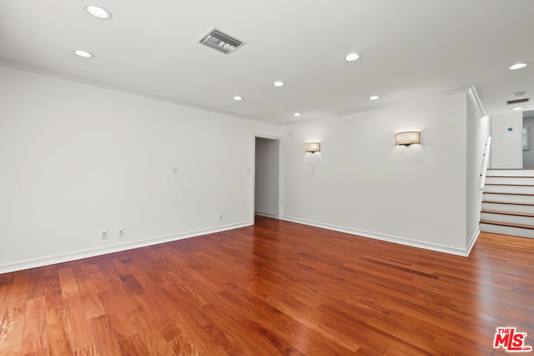 860 Bronze Ln
