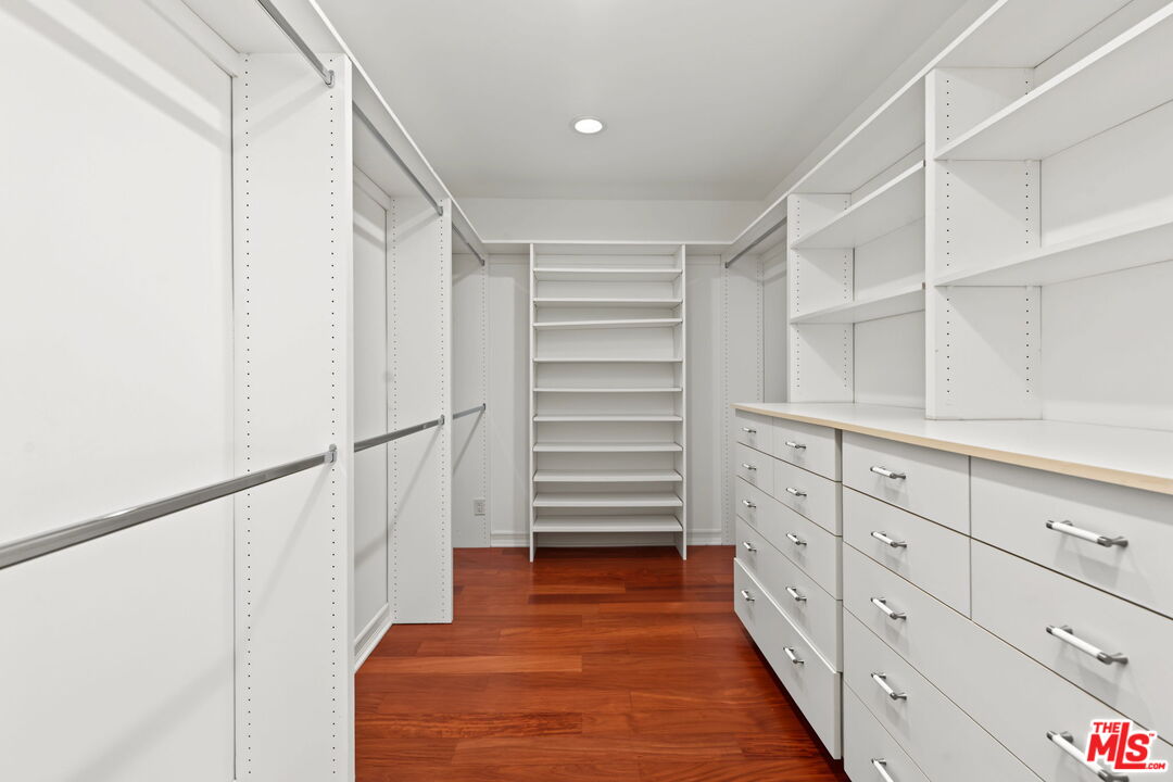 860 Bronze Ln