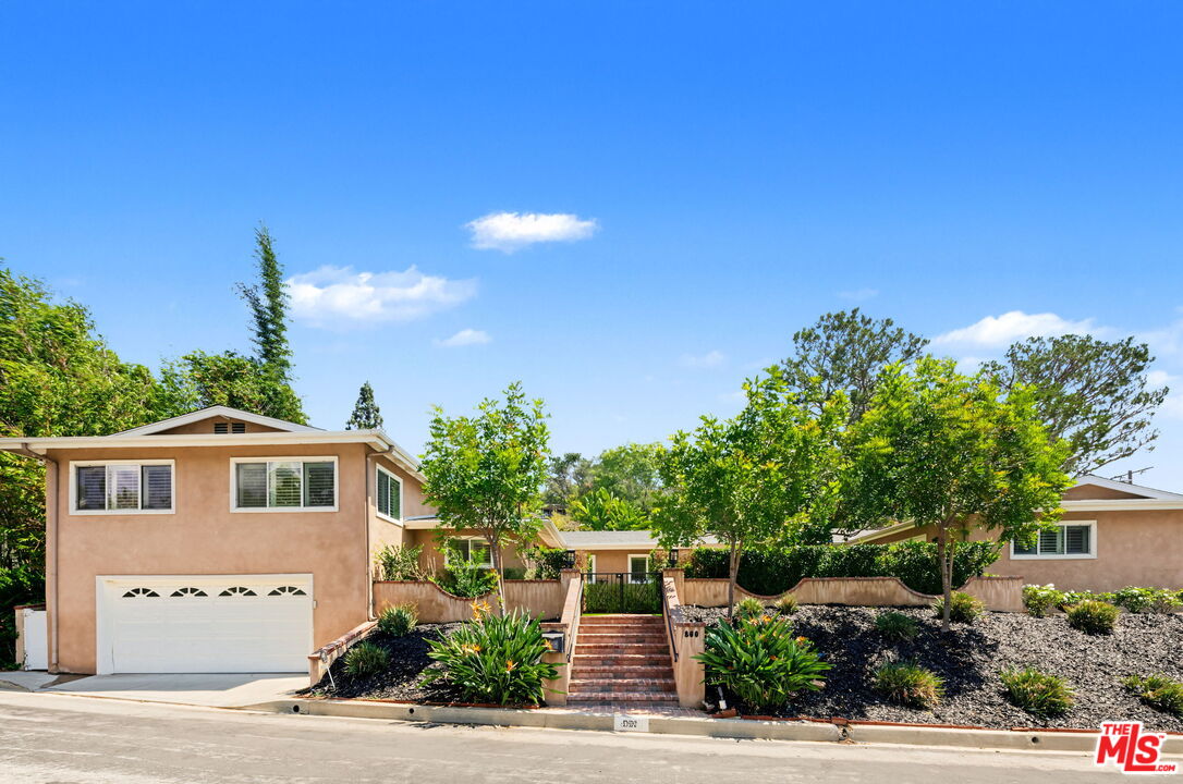 860 Bronze Ln