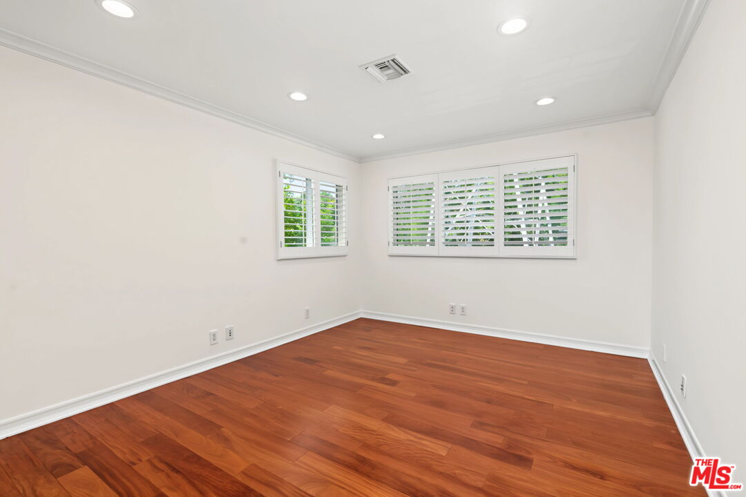 860 Bronze Ln