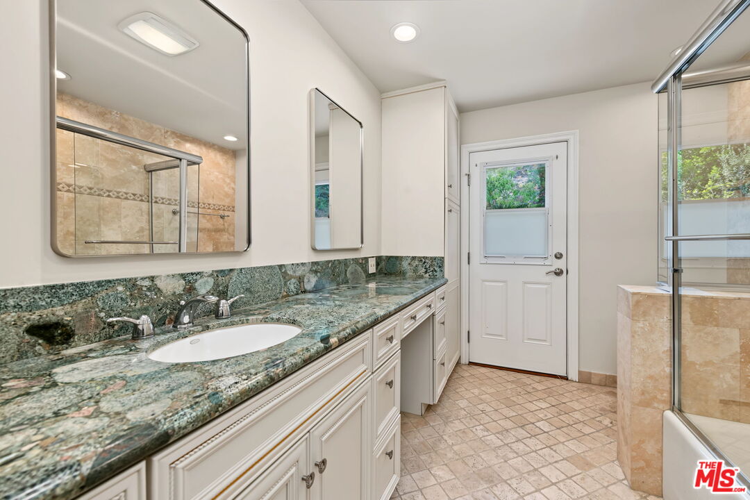 860 Bronze Ln