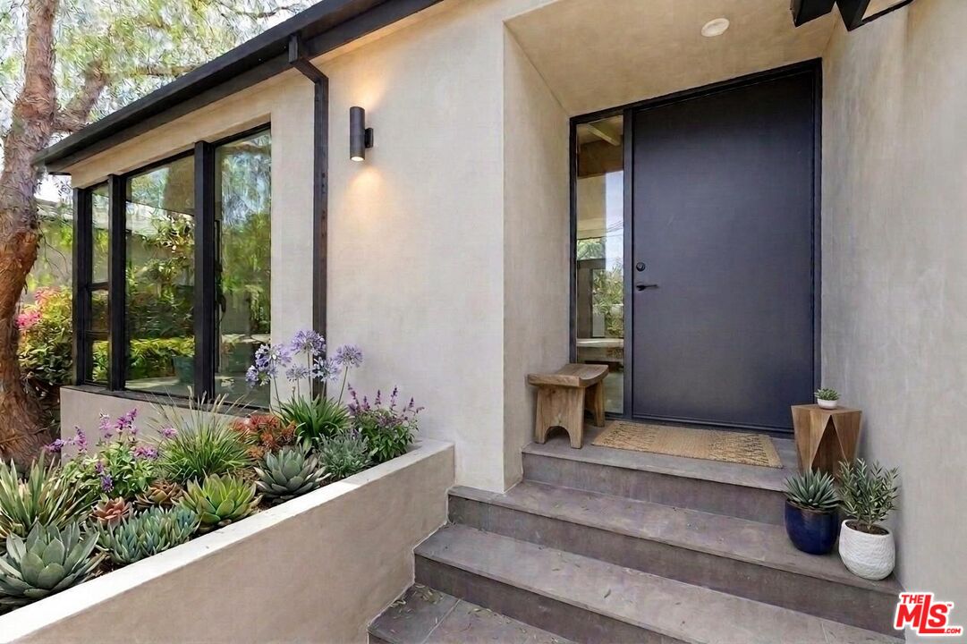 7102 Pacific View Dr