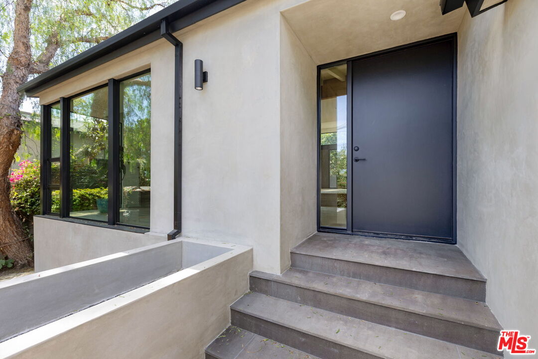 7102 Pacific View Dr