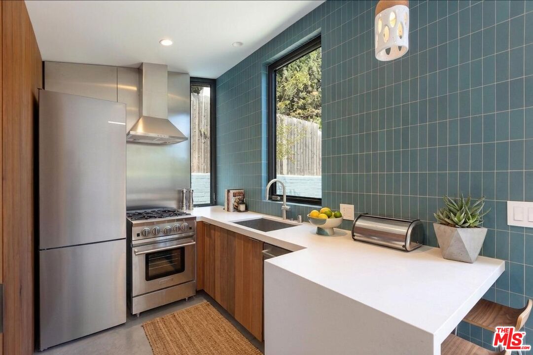 7102 Pacific View Dr