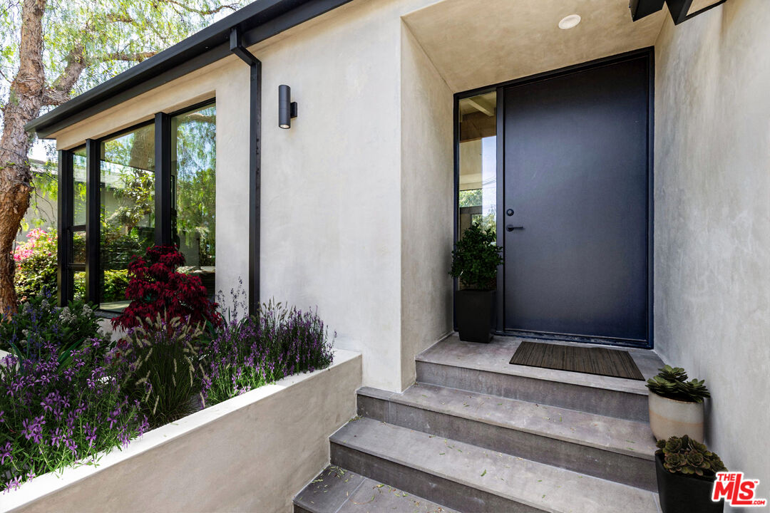 7102 Pacific View Dr