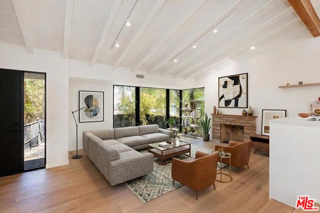7102 Pacific View Dr