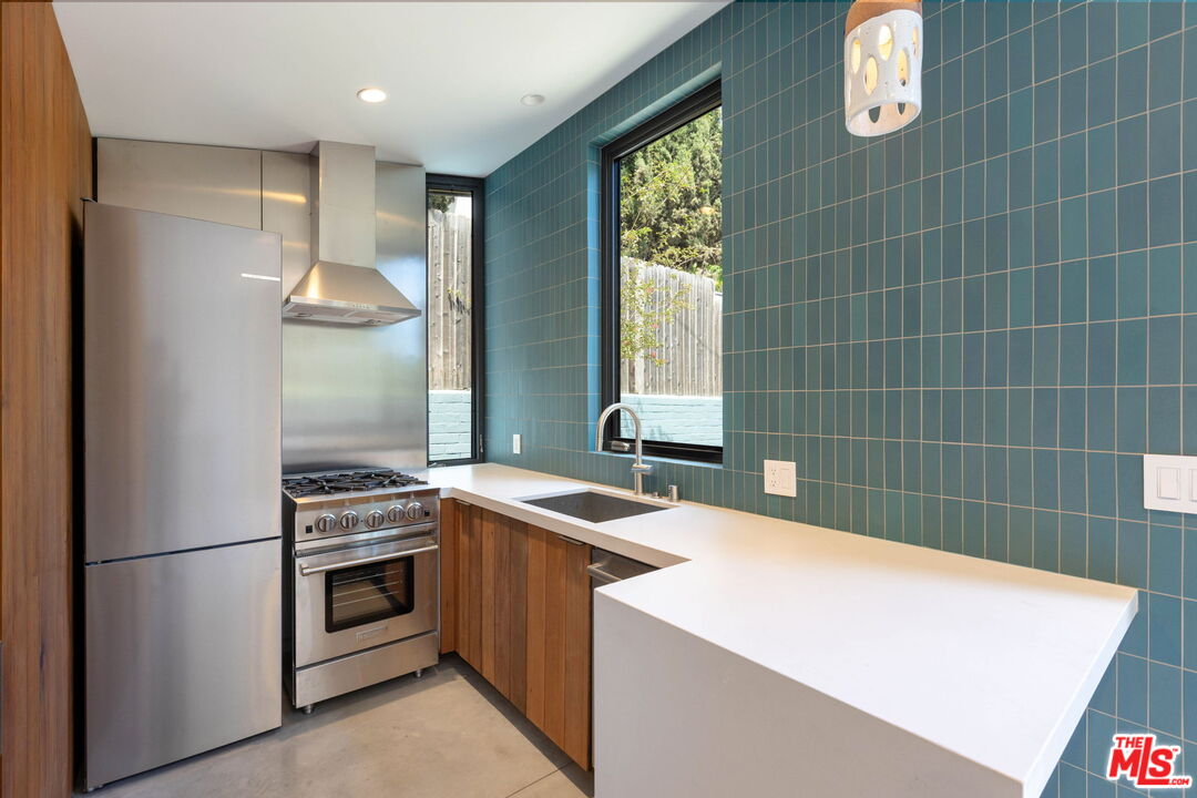 7102 Pacific View Dr