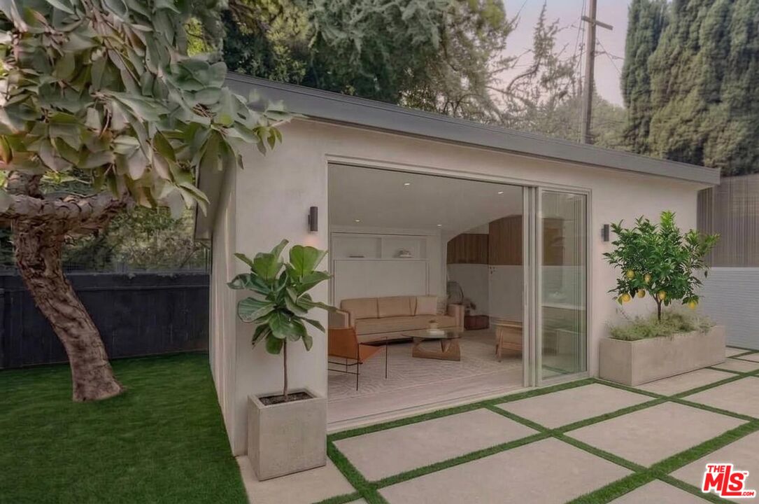 7102 Pacific View Dr