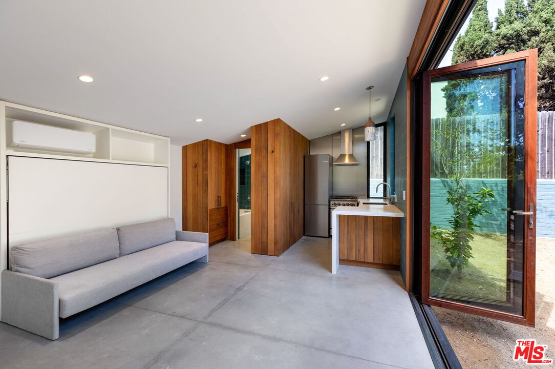 7102 Pacific View Dr