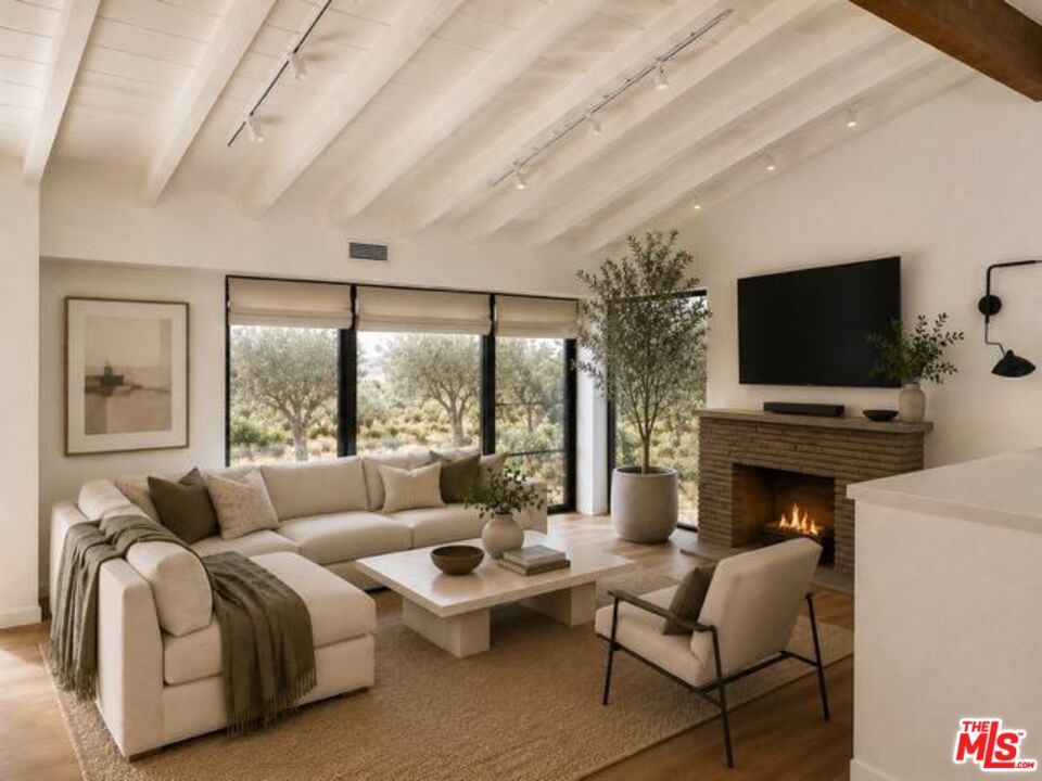 7102 Pacific View Dr