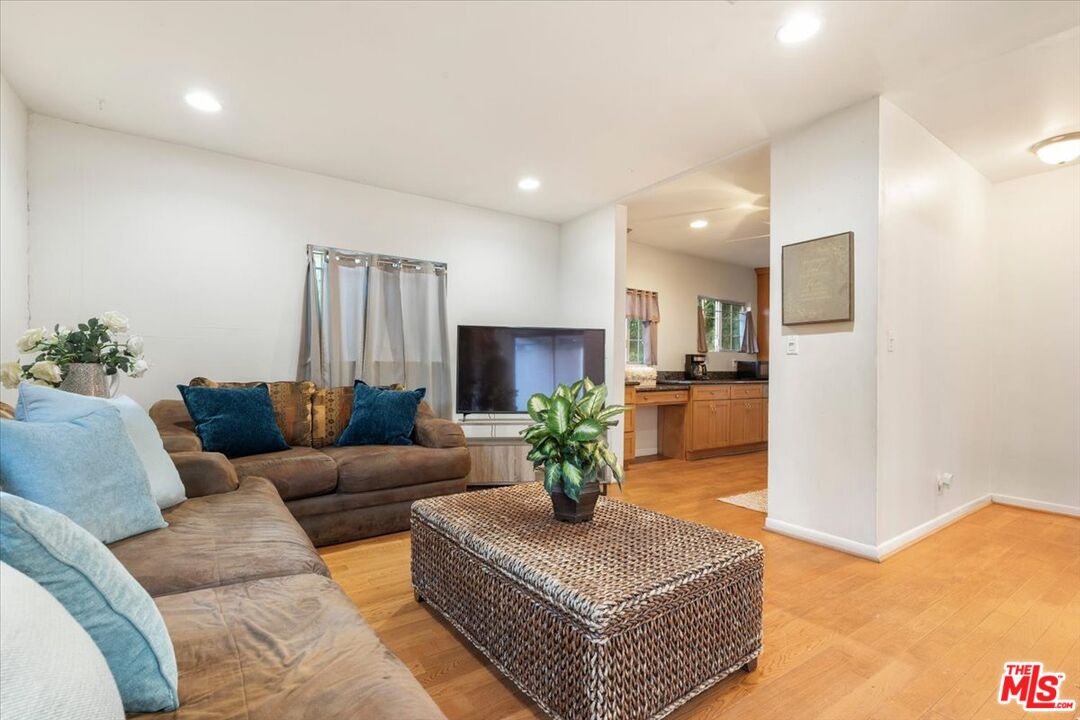 2548 Casitas Ave