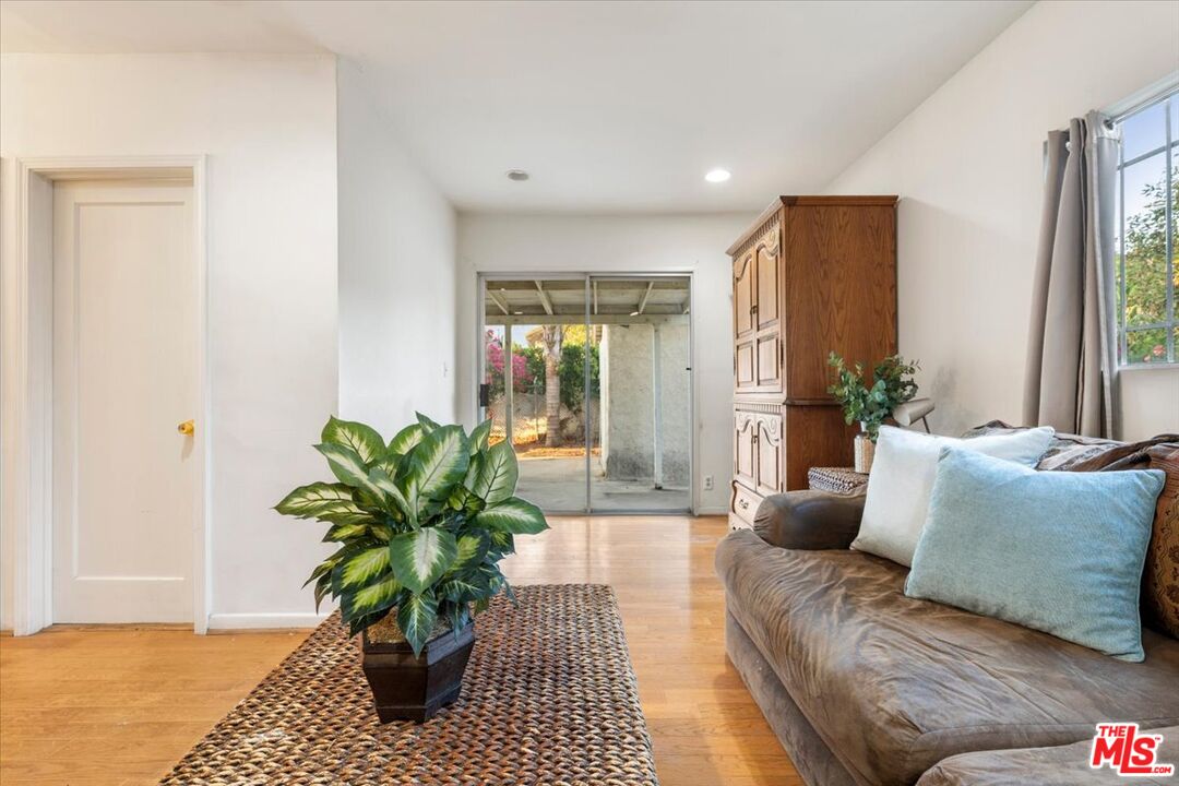 2548 Casitas Ave