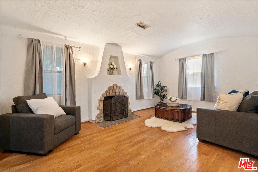 2548 Casitas Ave