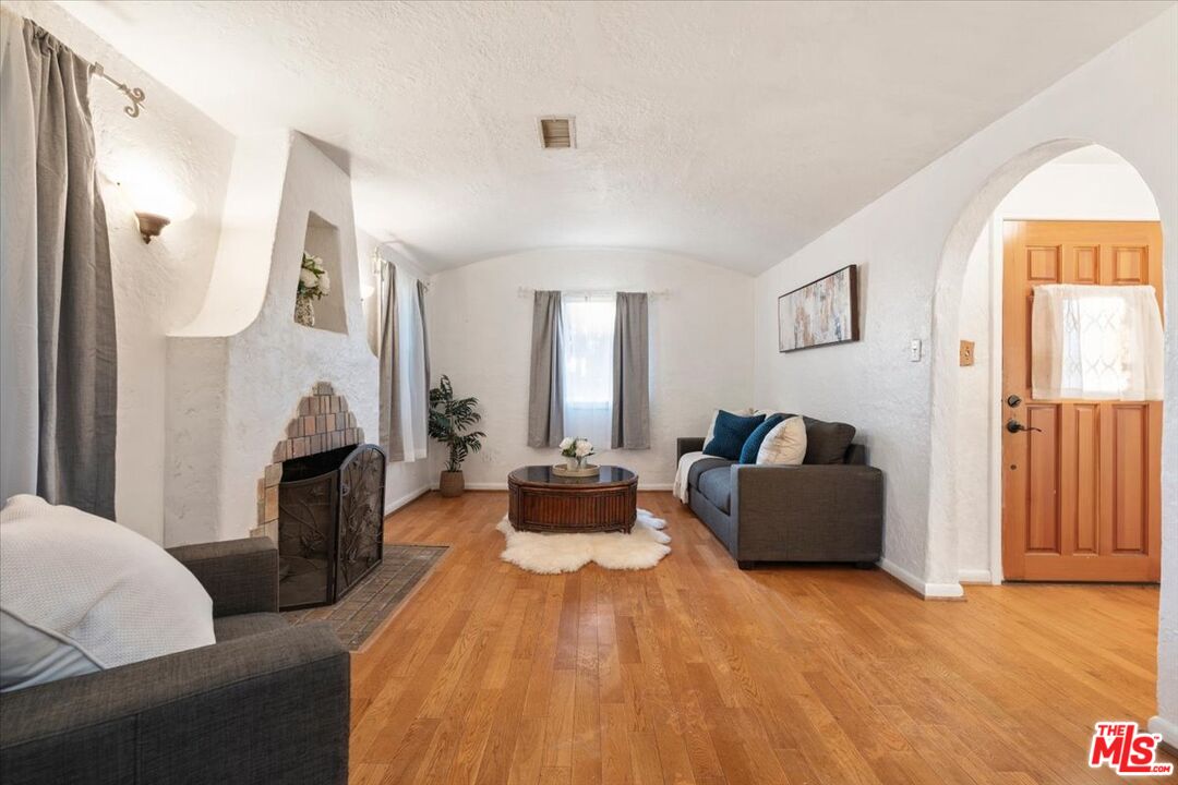2548 Casitas Ave