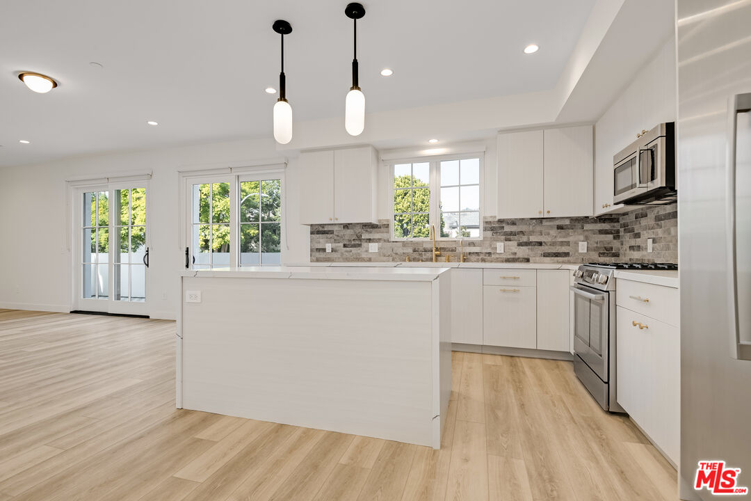 7914 NORTON AVE Unit: 202