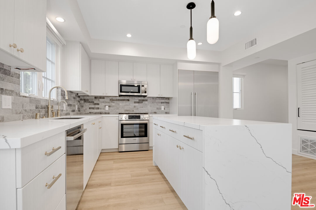 7914 NORTON AVE Unit: 202