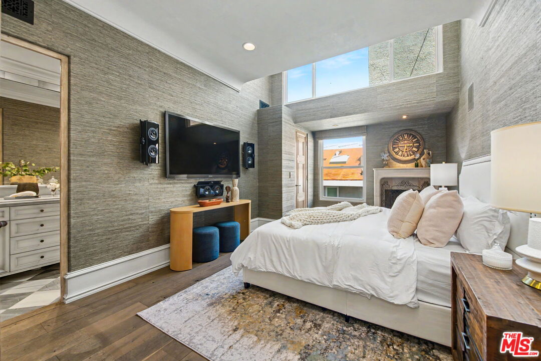2408 34th St Unit: 4