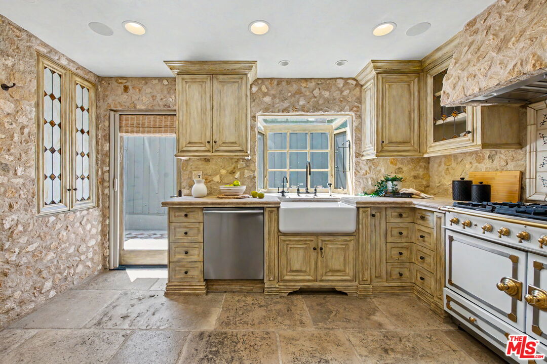 2408 34th St Unit: 4