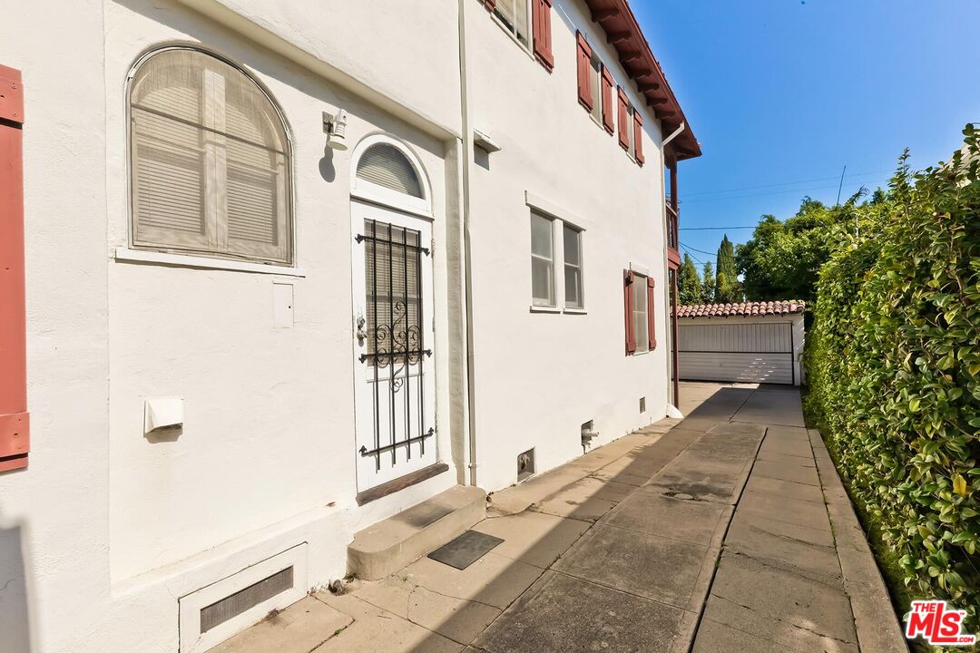 10524 Wilkins Ave