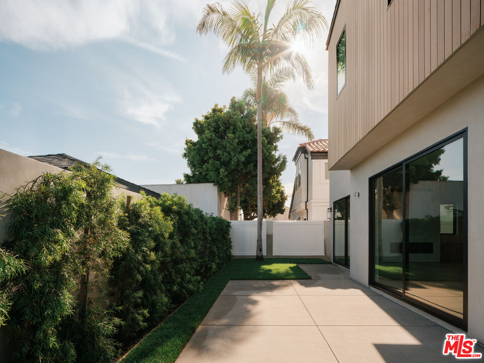 2121 Curtis Ave Unit: B