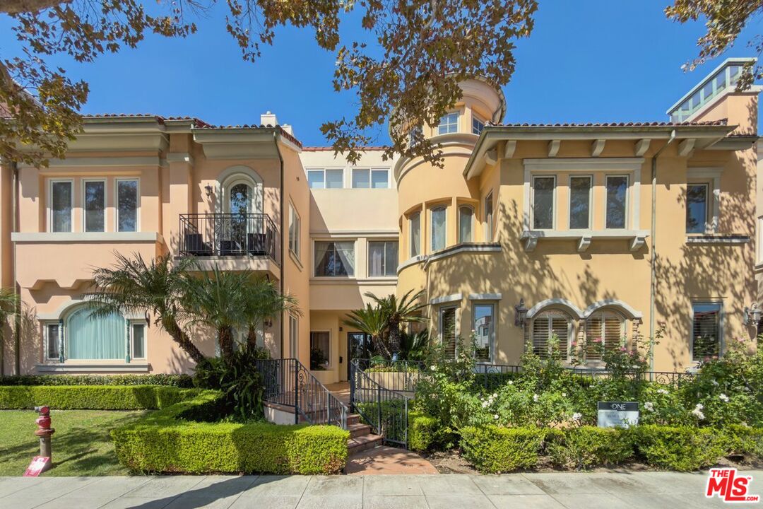 143 N Arnaz Dr Unit: 102