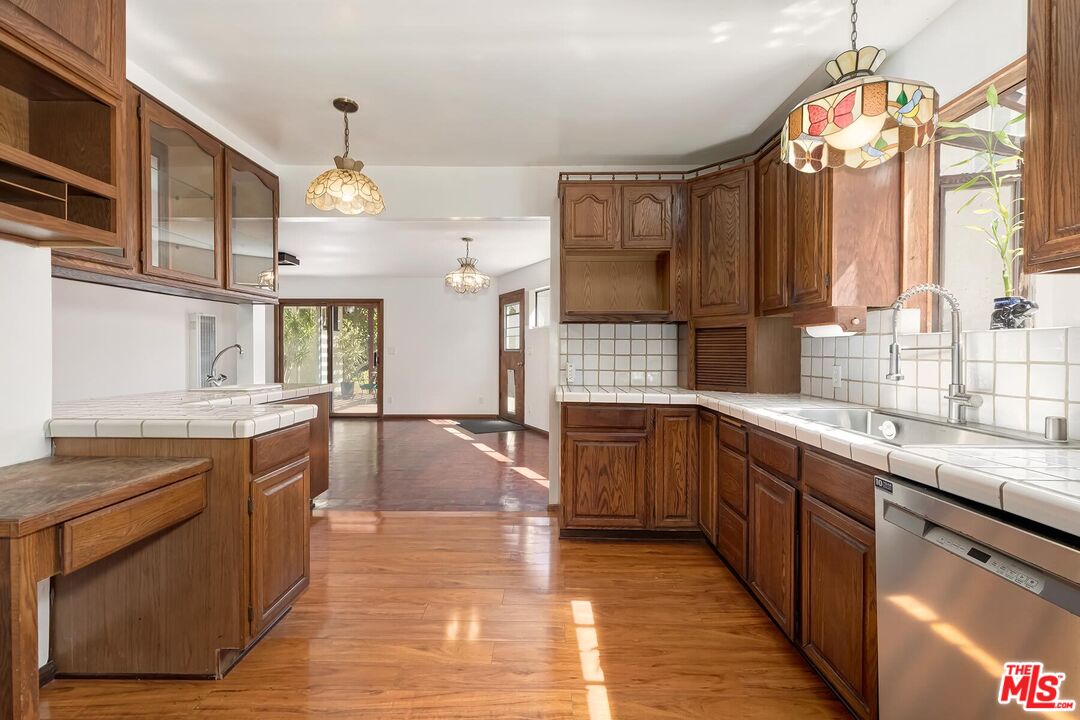 428 S Gretna Green Way