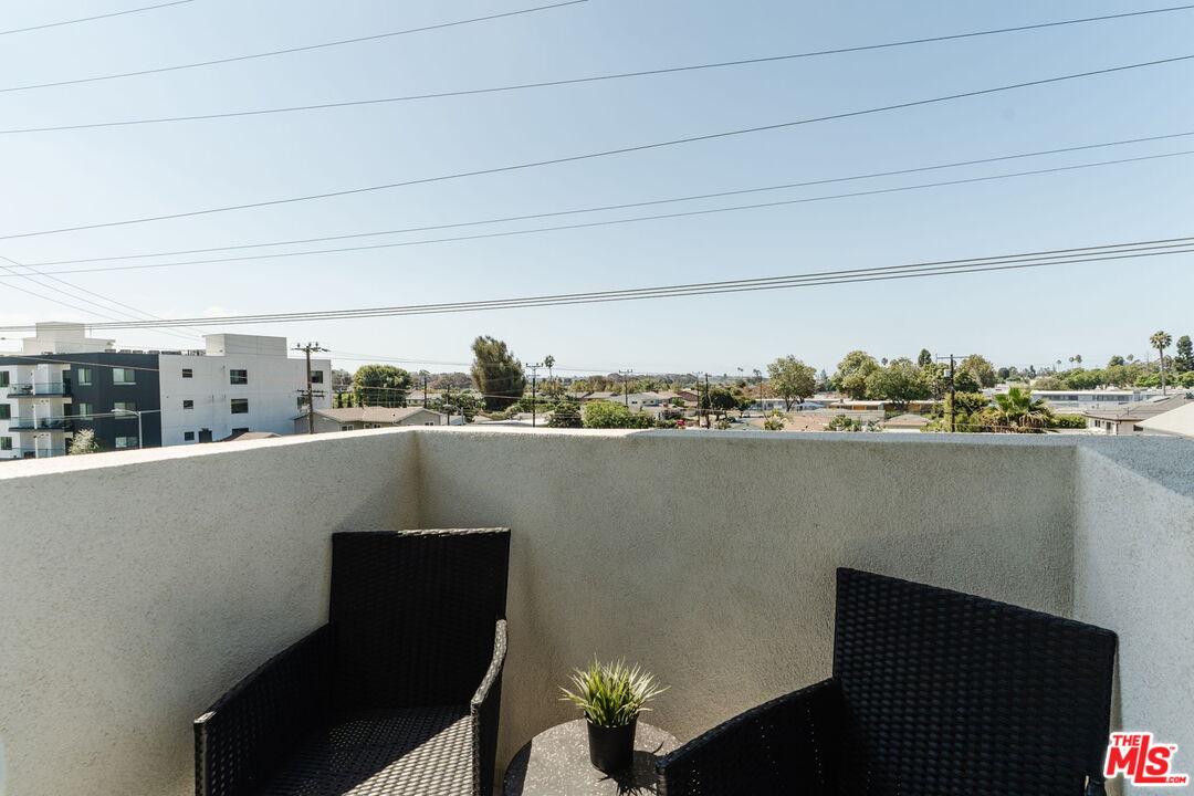 4916 S Centinela Ave