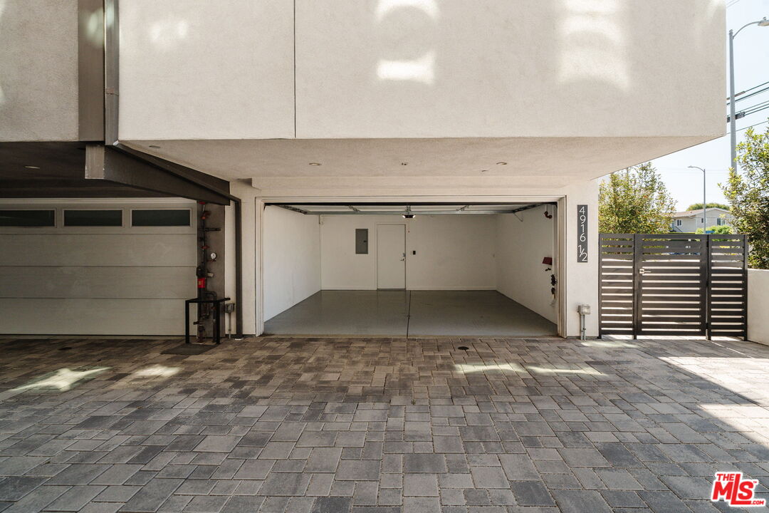 4916 S Centinela Ave