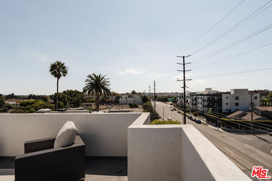 4916 S Centinela Ave