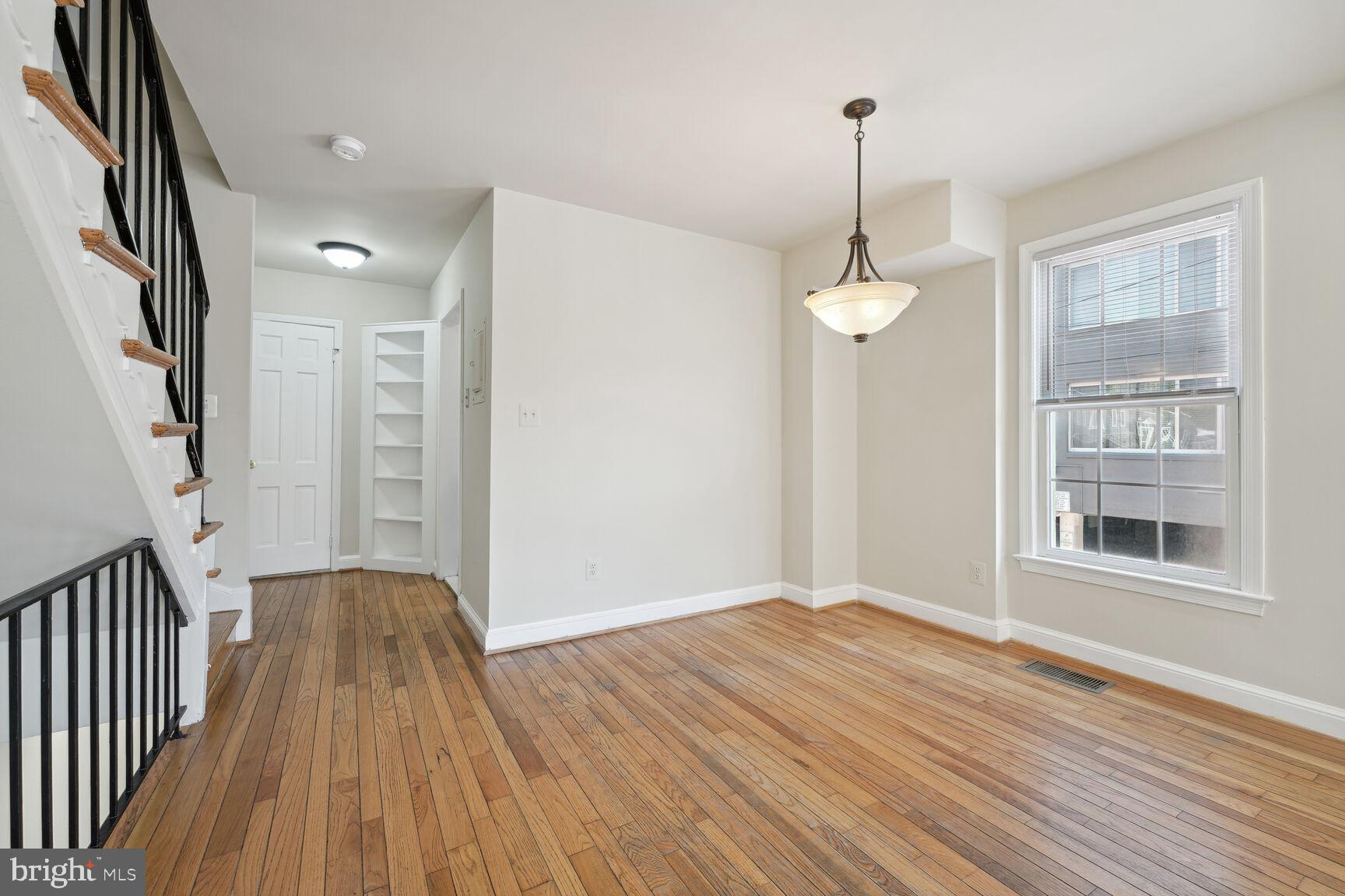 2522 QUEEN ANNES LN NW