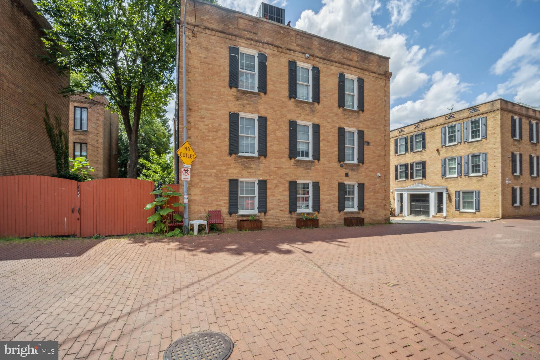 2522 QUEEN ANNES LN NW