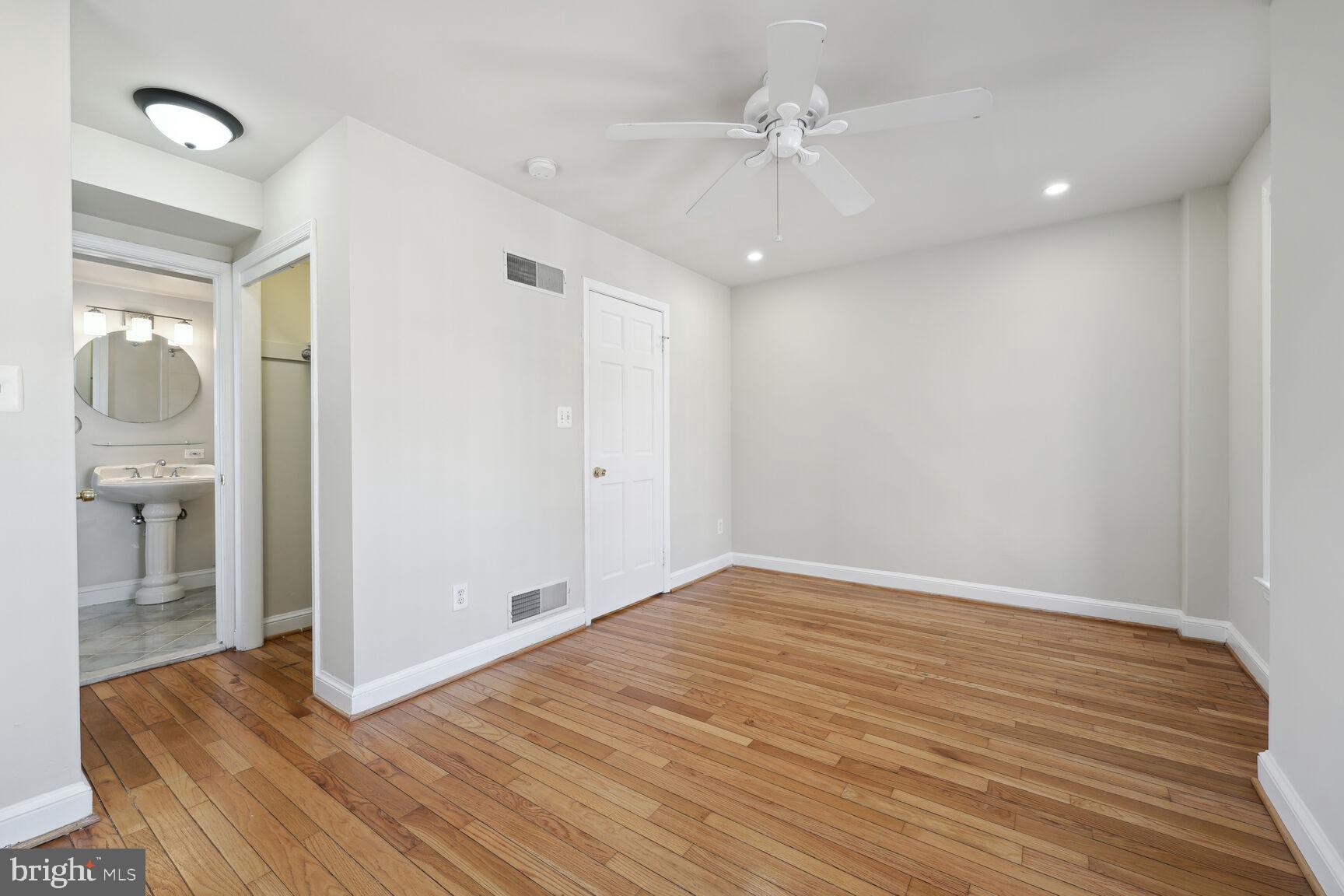 2522 QUEEN ANNES LN NW