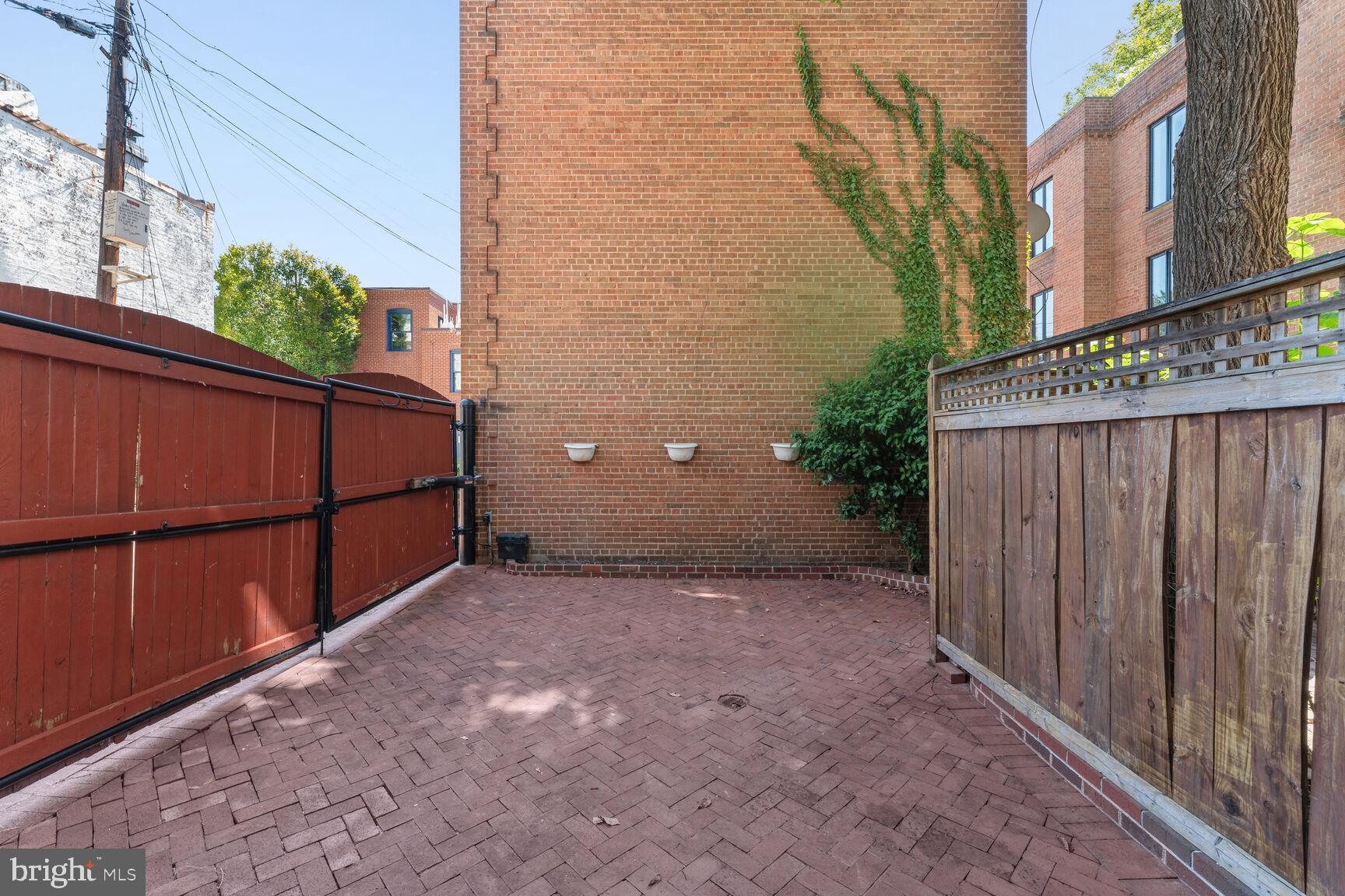 2522 QUEEN ANNES LN NW