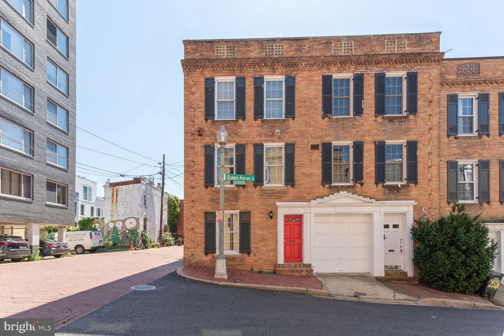2522 QUEEN ANNES LN NW