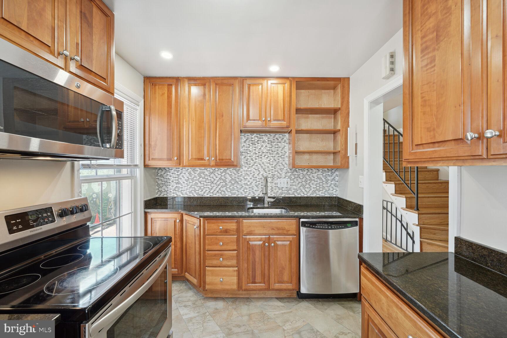 2522 QUEEN ANNES LN NW