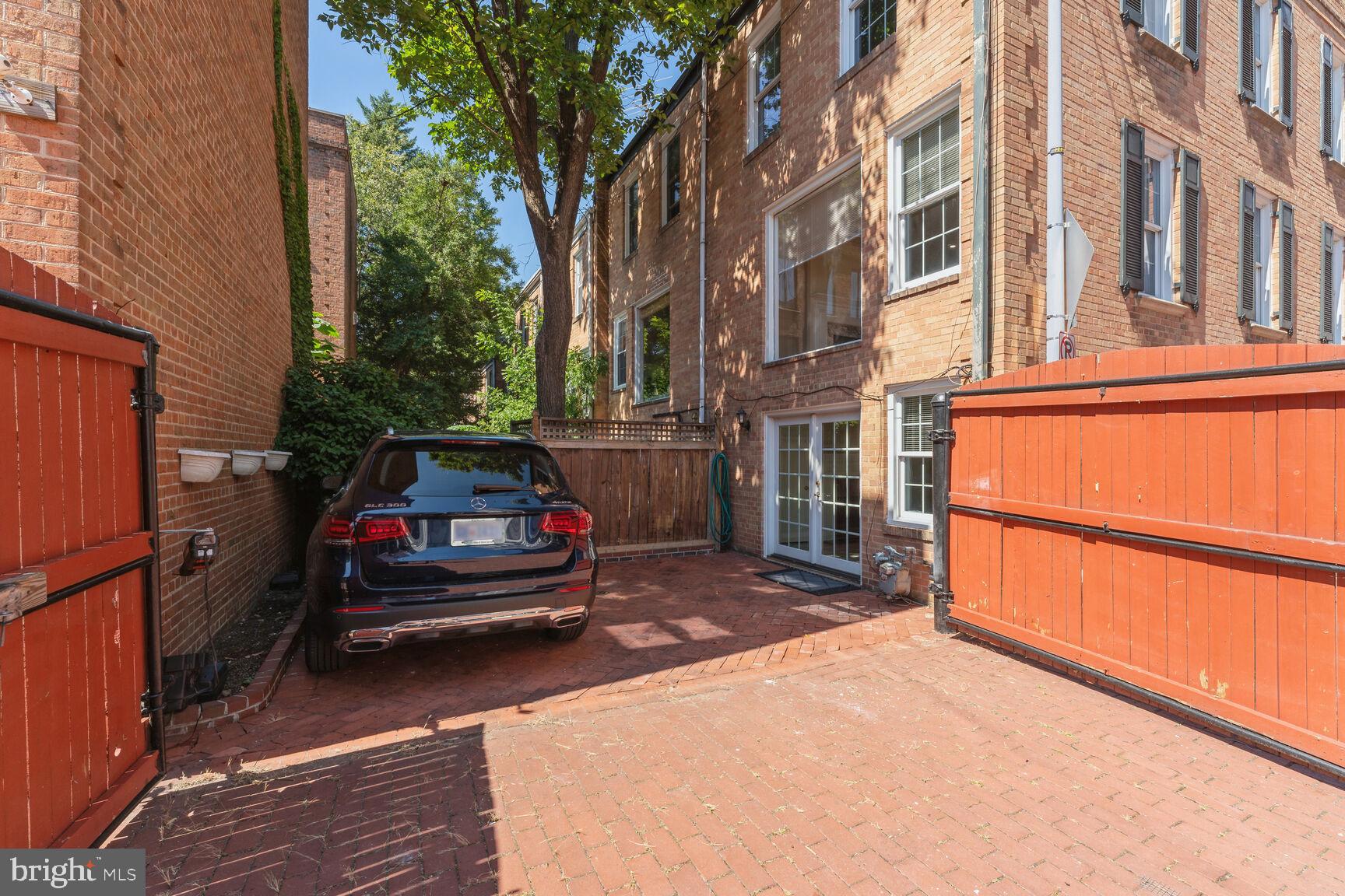 2522 QUEEN ANNES LN NW